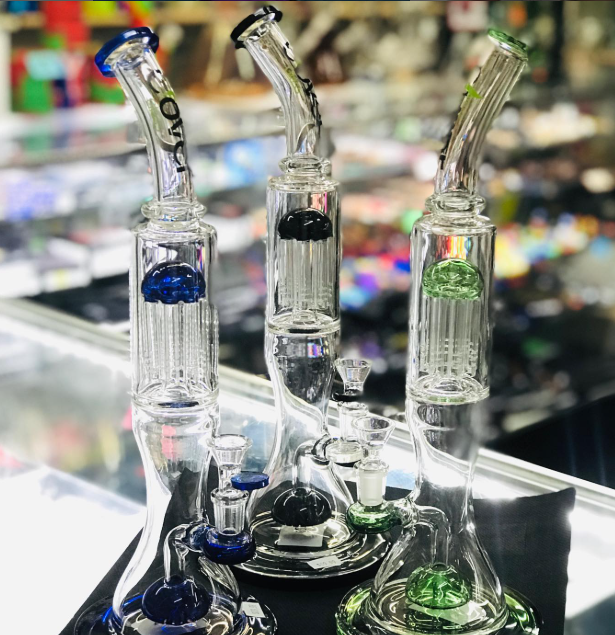 artisan shaping Clover Glass water pipe